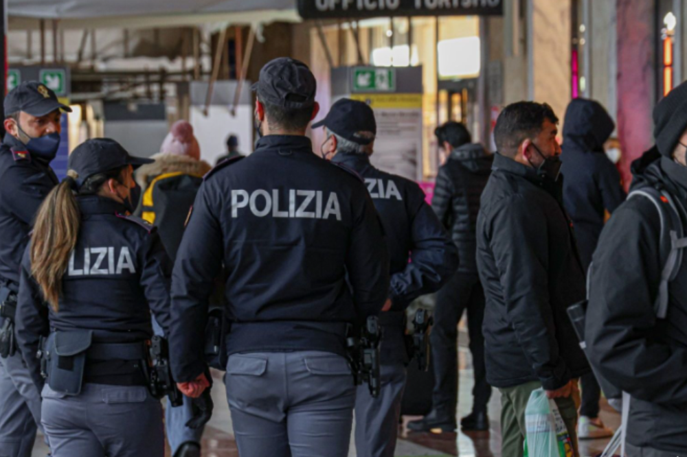 Dopo la rapina minaccia i passanti, arrestato a Firenze