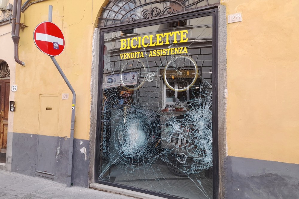 Firenze, ennesima spaccata in via Palazzuolo: colpito lo storico negozio di bici Scarpelli