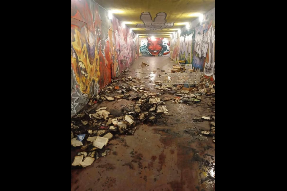 Alle Cure bruciano i libri, ma anche la dignità del quartiere