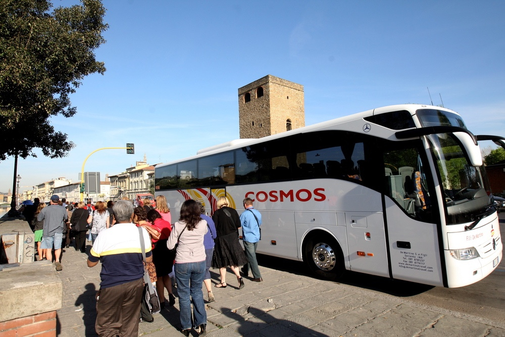 In lungarno Pecori Giraldi non più spazio per i bus turistici
