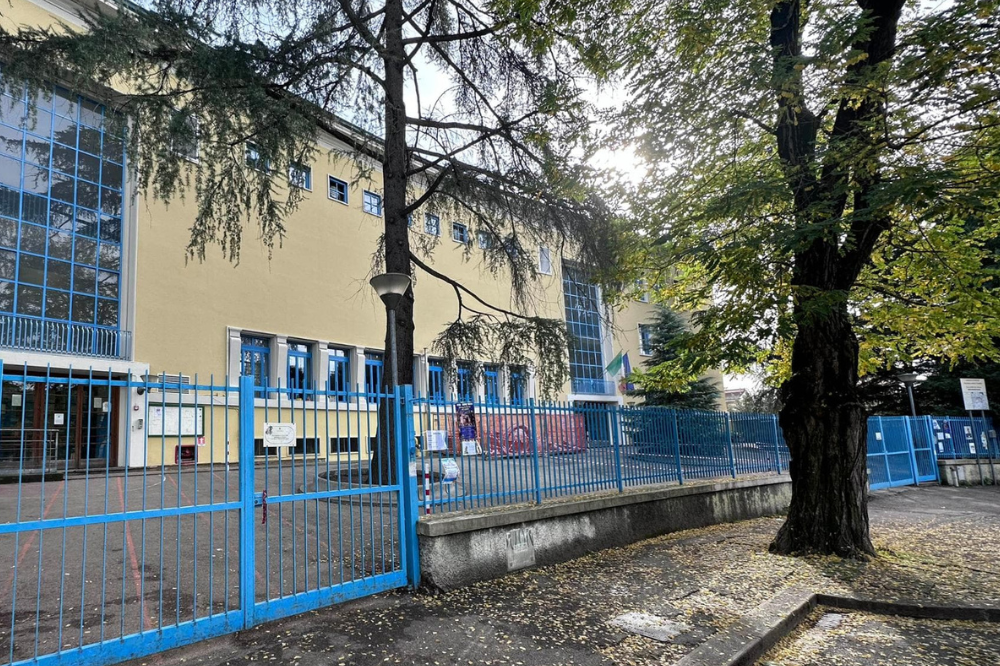 Due bambini feriti con una siringa nel giardino della scuola elementare Carducci