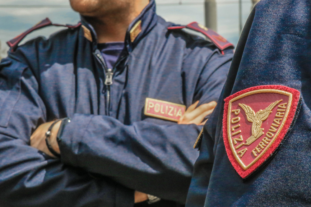 Turista rapinata fa denunciare 2 donne armate di lama sul treno a Firenze