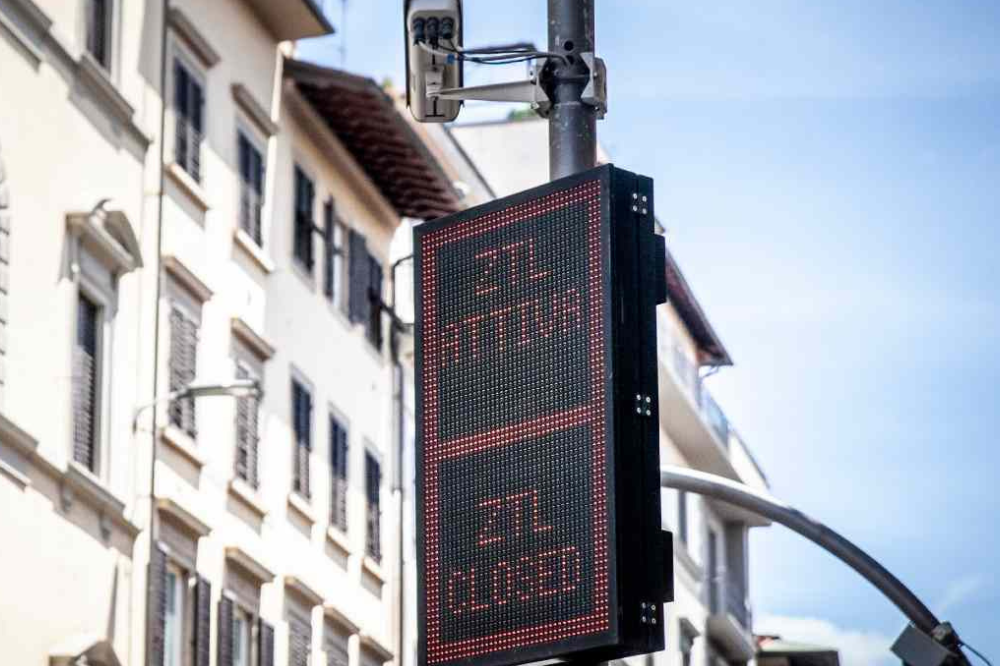 “Ztl attiva”, il messaggio dei cartelli dello Scudo Verde confonde gli automobilisti