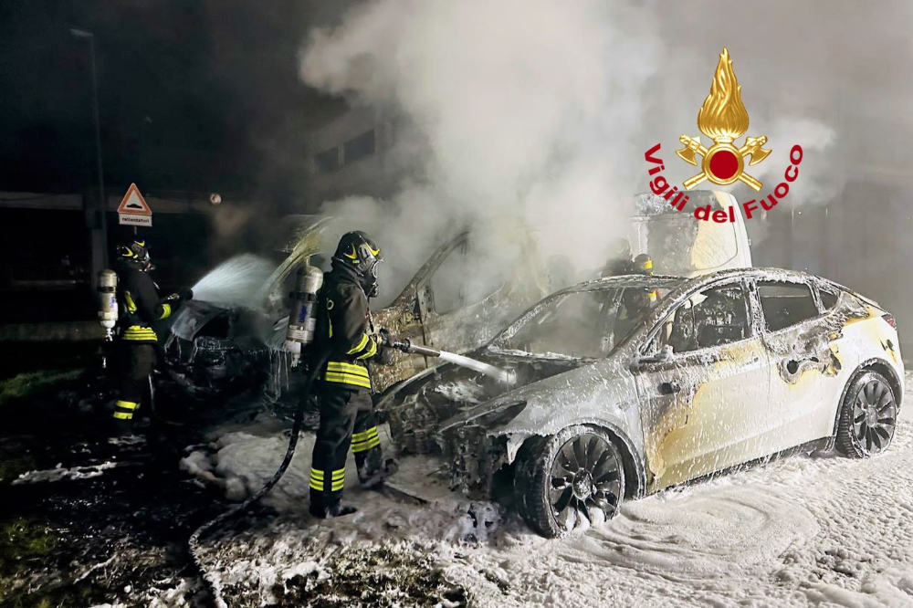 A fuoco due furgoni e un'auto elettrica a Sesto Fiorentino