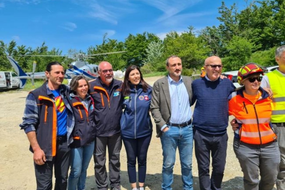 Torrente Rovigo, portati stamani via in elicottero i primi 100 sacchi di rifiuti
