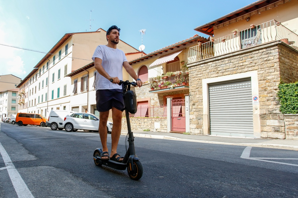 Dai monopattini guidati senza casco alle bici elettriche “over performanti”, le nuove frontiere della mobilità sostenibile