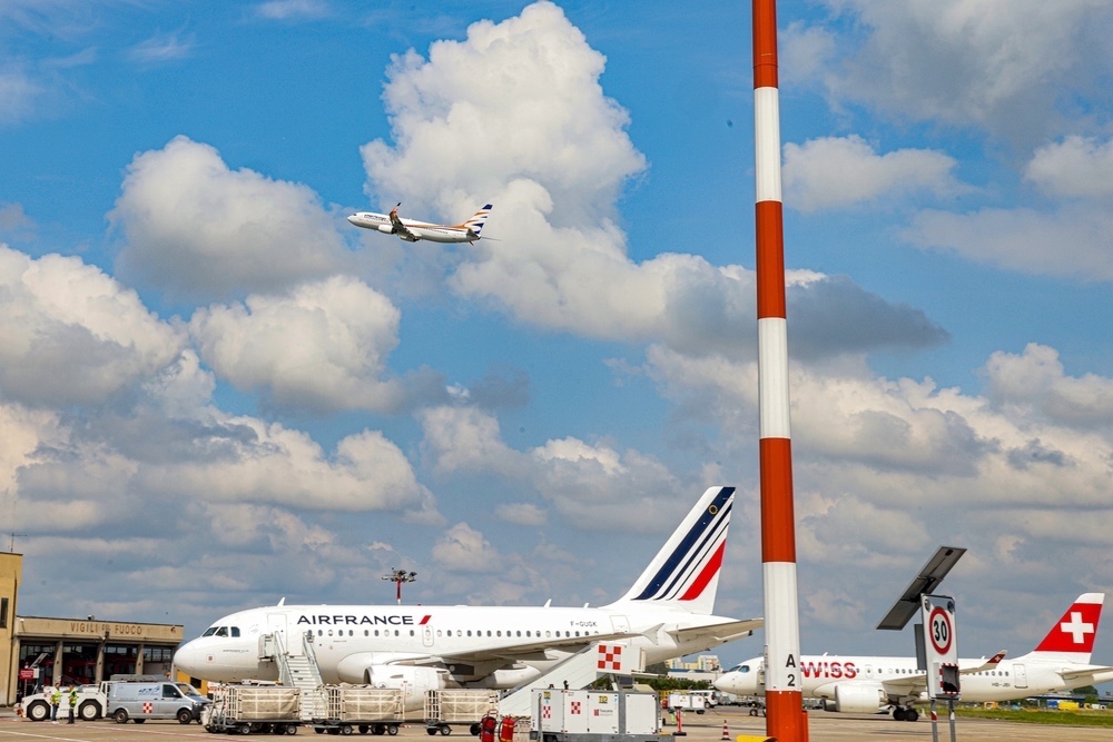 Scaglia estintore contro le porte a vetri dell'aeroporto di Firenze
