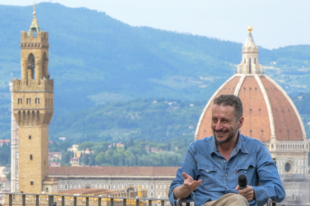 Luca Bizzarri inaugura la stagione teatrale 2025-2026 del Puccini