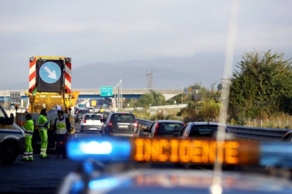 Incidente in A11, scontro tra auto e furgone: perde la vita un uomo