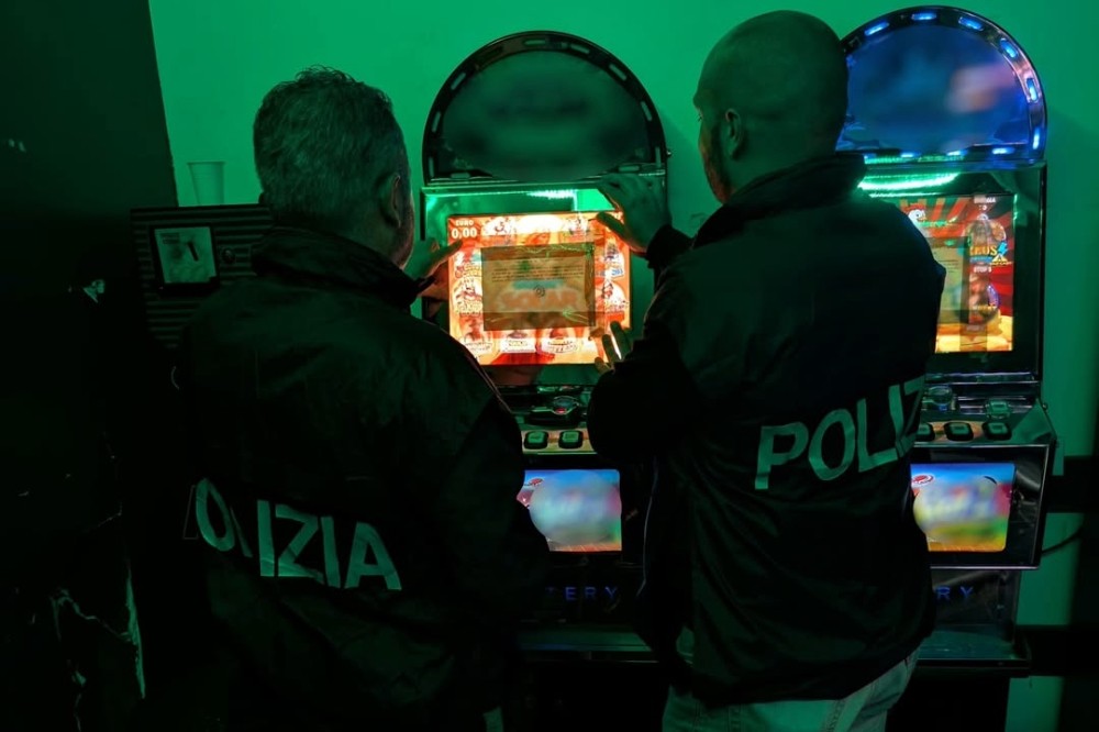 Prato, scoperte e sequestrate due sale da gioco abusive 