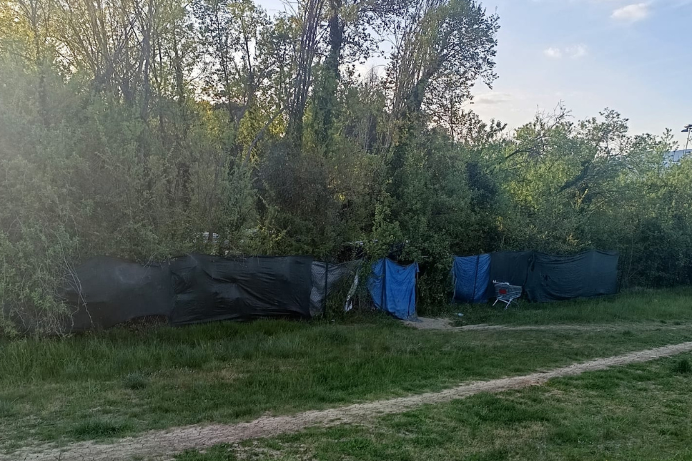 Fumi tossici, accampamenti nascosti e silenzio delle autorità: la ferita aperta tra Mensola e via della Torre