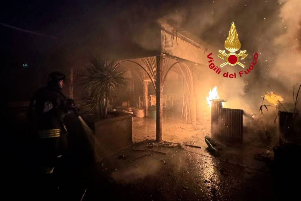 Incendio all'ex discoteca Blanco