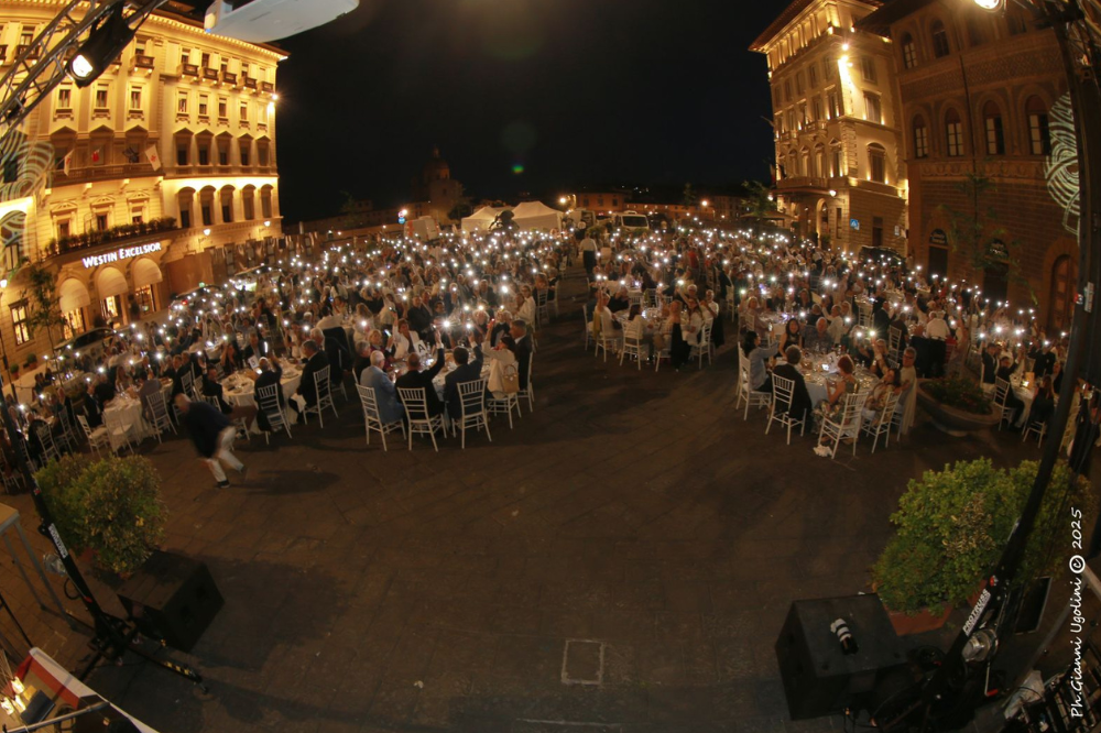 Piazza Ognissanti piena per la Cena sotto le Stelle per l’ATT