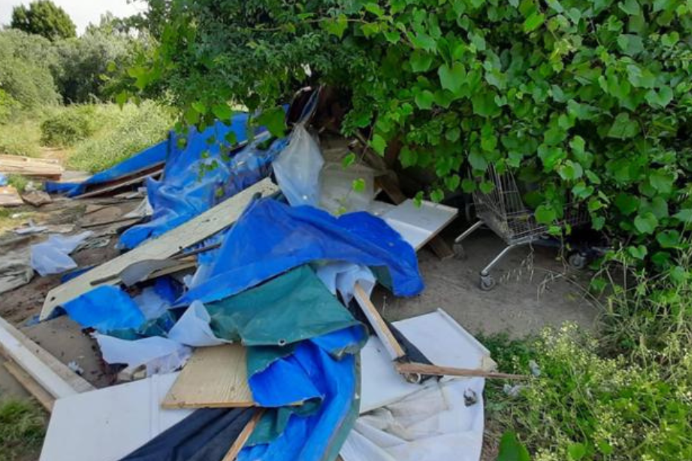 Sgomberati gli abusivi su un terreno privato accanto al parco del Mezzetta