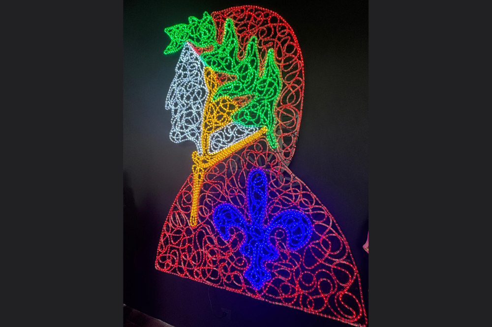 Una scultura luminosa di Dante per festeggiare i 60 anni della casa museo