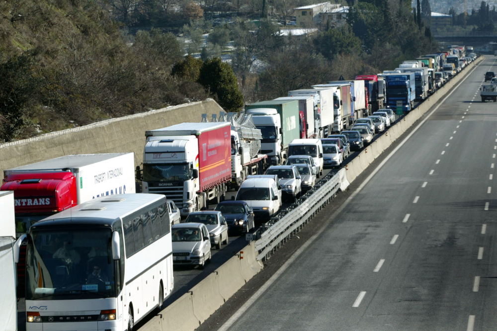 [AGGIORNATA] Tir in fiamme, chiusa l'A1 dopo Calenzano