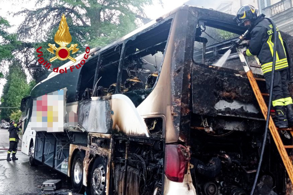 A fuoco pullman turistico a Fiesole, nessun ferito