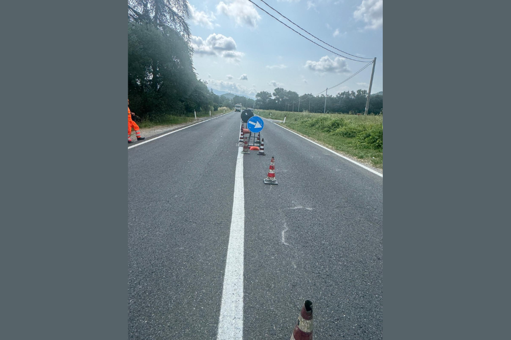 Cede un chiusino sulla strada di Rosano, lunghe code verso Pontassieve