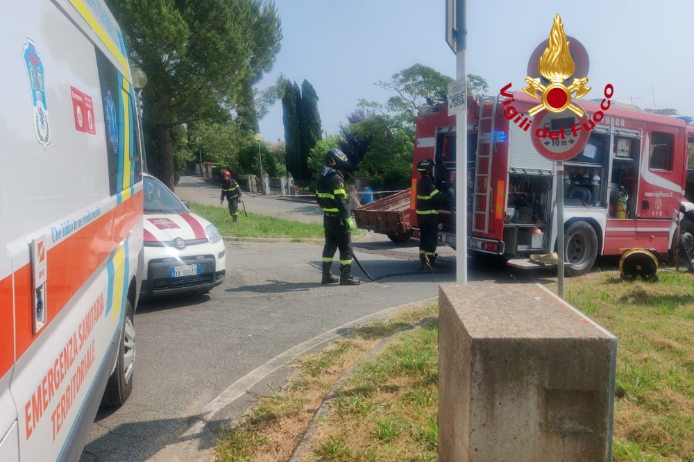 Si ribalta con il trattore in strada, un morto nel Chianti