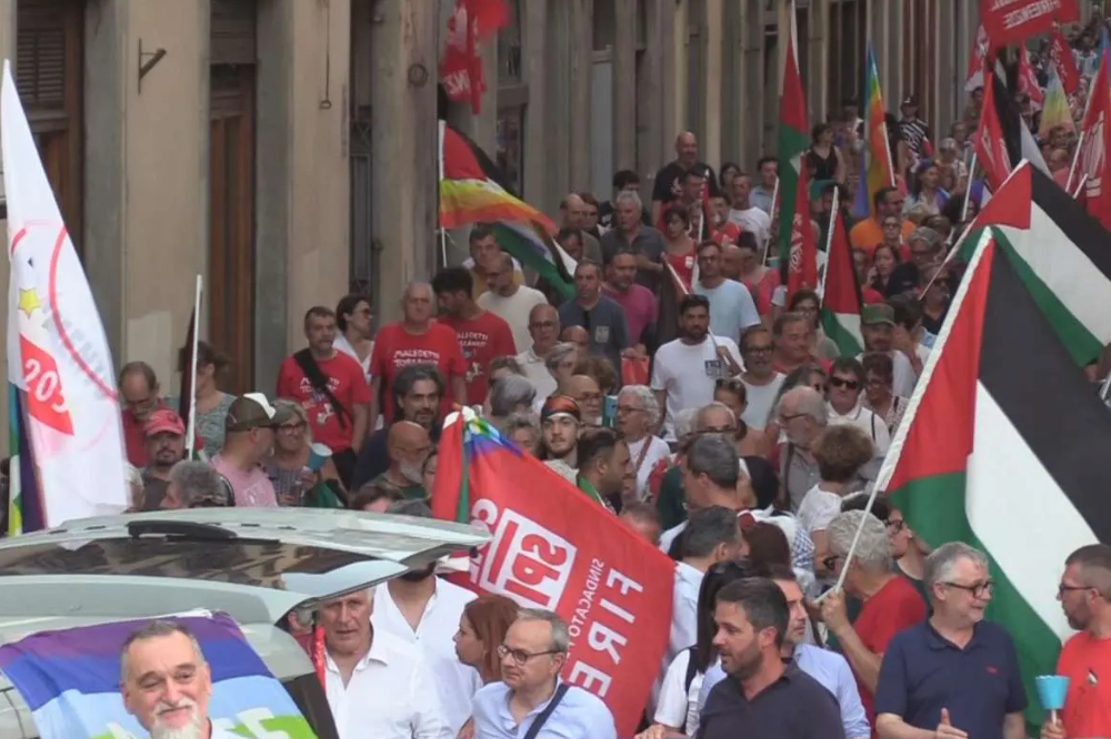 Politica e sindacati in piazza. Tremila persone alla fiaccolata della Cgil per la pace
