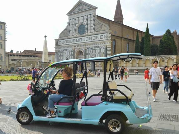 Firenze, stop a caddy e risciò nel centro storico: nuove regole per il trasporto turistico nell’area Unesco