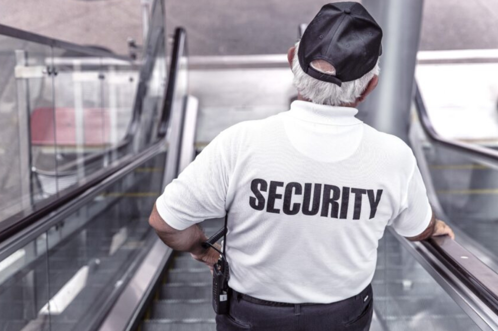 La sorveglianza privata incrocia le braccia