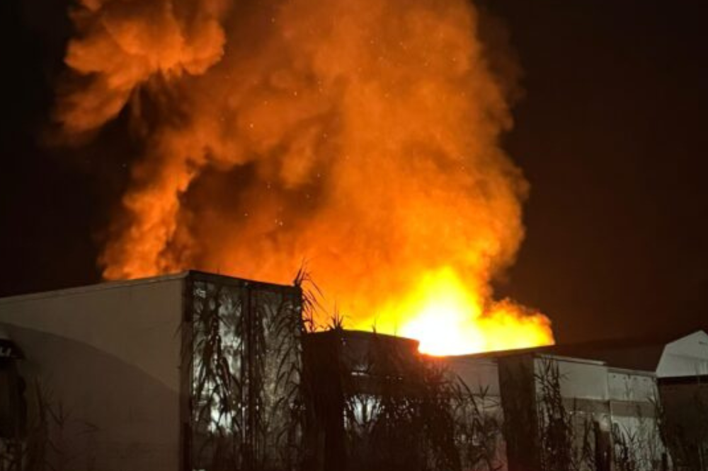 Prato, maxi incendio nella notte: a fuoco cinque capannoni