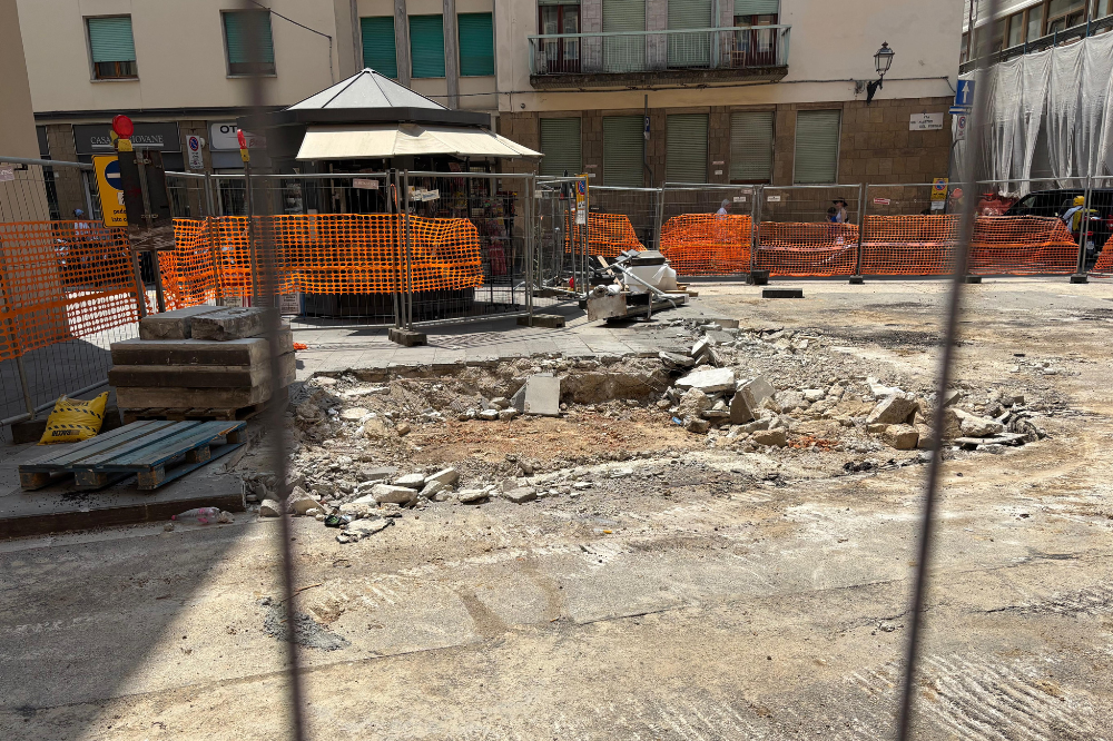 Tutto fermo in via Pietrapiana, i residenti protestano