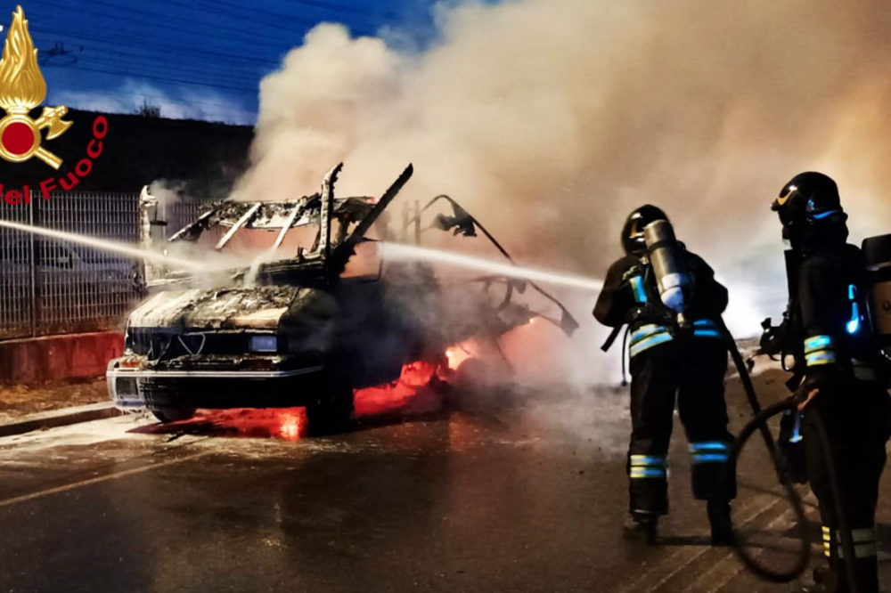 Incendio distrugge un caravan in via dell'Olmatello: nessun ferito