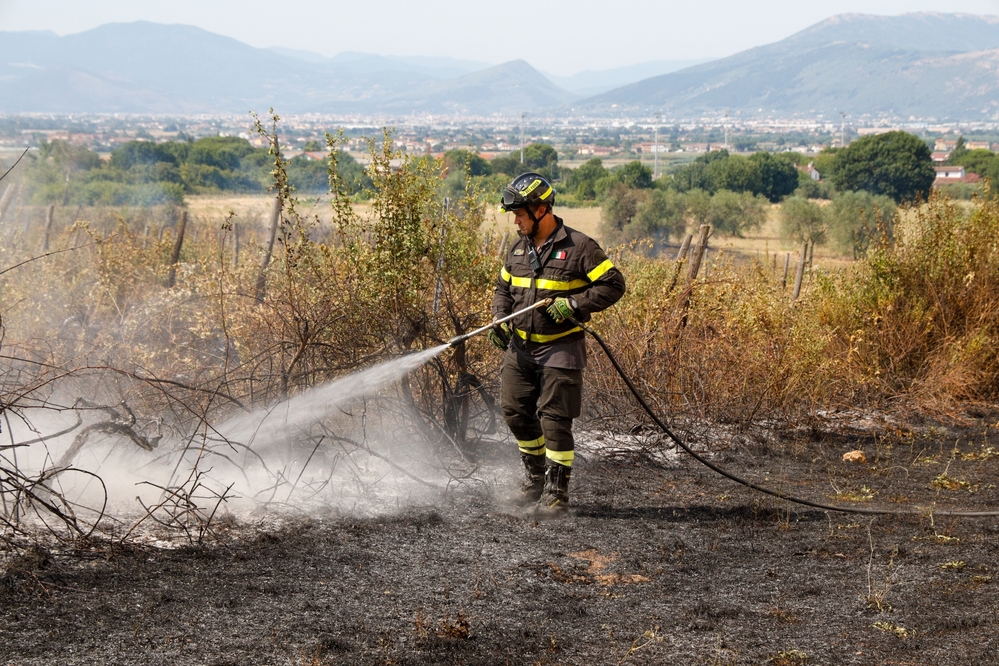 A fuoco rotoballe in un terreno a Sesto Fiorentino: due i fronti dell'incendio