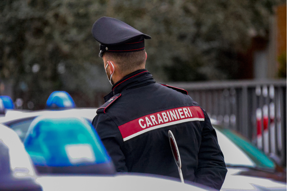 Scoperti 700 grammi di hashish sotto una catasta, arrestato un uomo