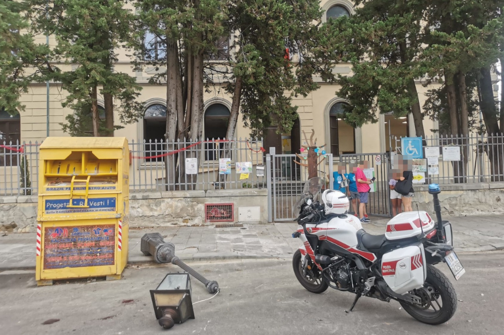 Cade un palo della luce a Firenze, donna portata in ospedale