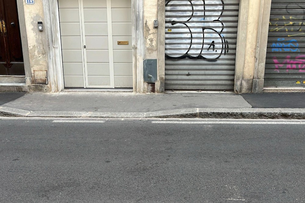 Firenze, i nuovi marciapiedi di Via Romana tra rabbia e delusione: “Solo rattoppi e catrame bollente”