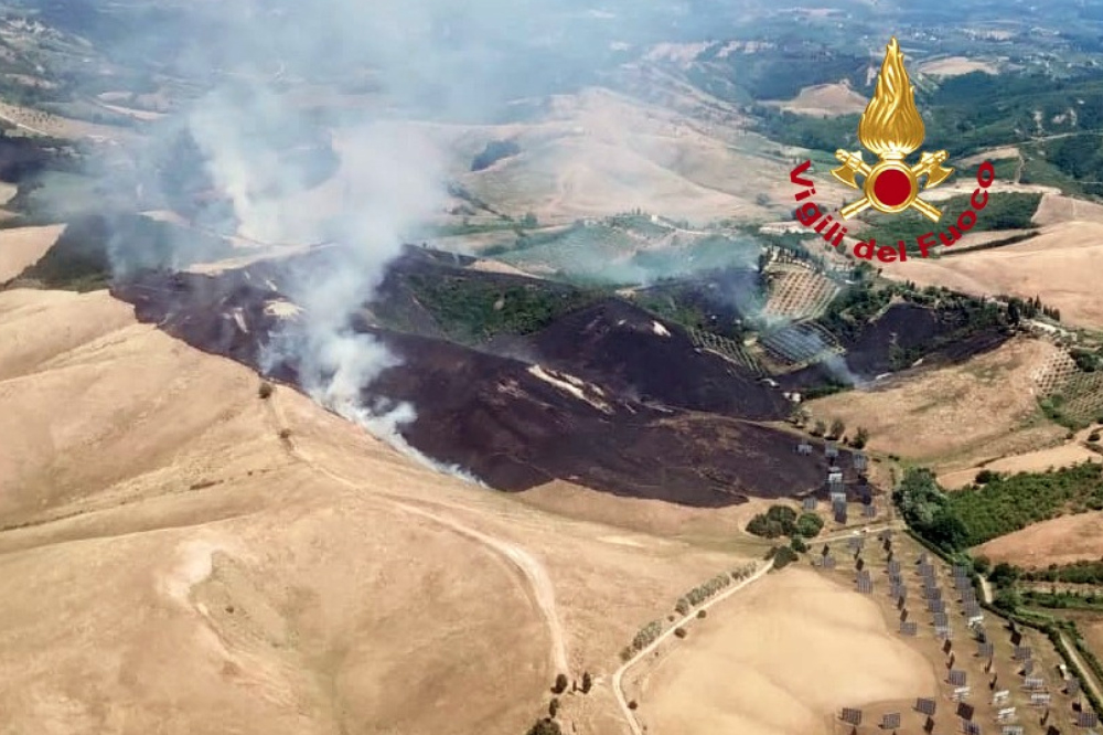 Incendio di sterpaglie minaccia alcune case a Certaldo