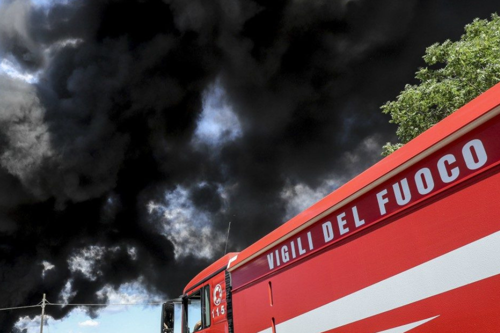 Incendio in un parcheggio a Firenze, a fuoco tre rimorchi
