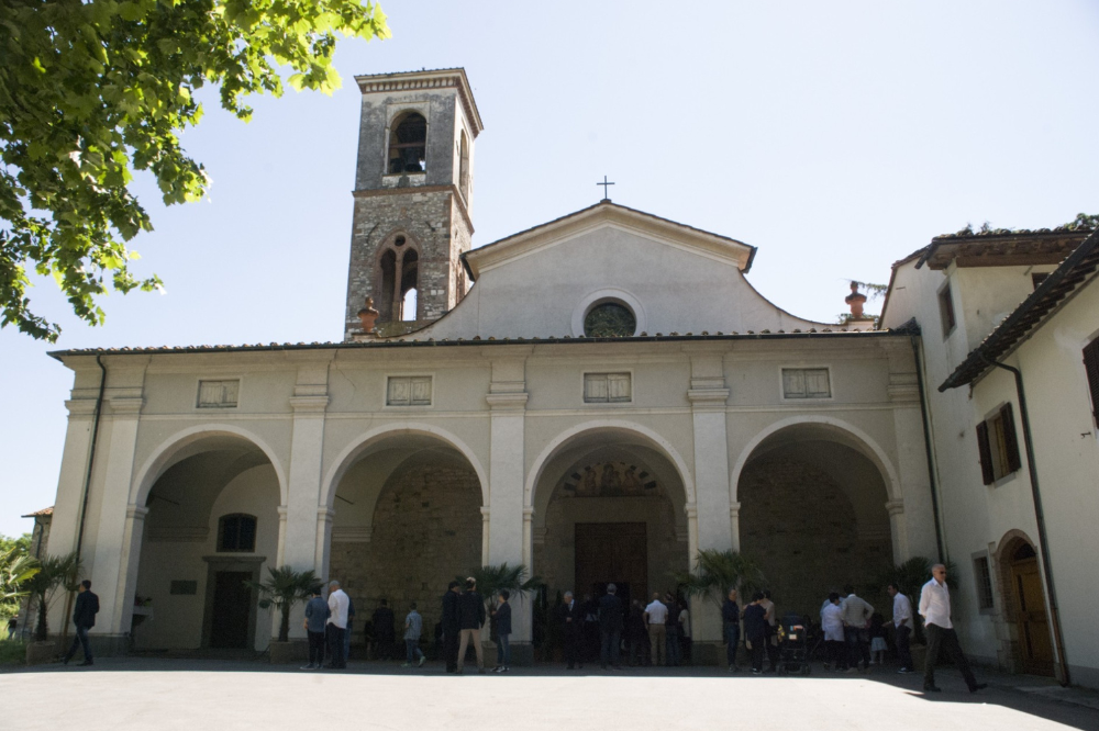Furto sacrilego in chiesa a Prato, rubata una pisside con le ostie