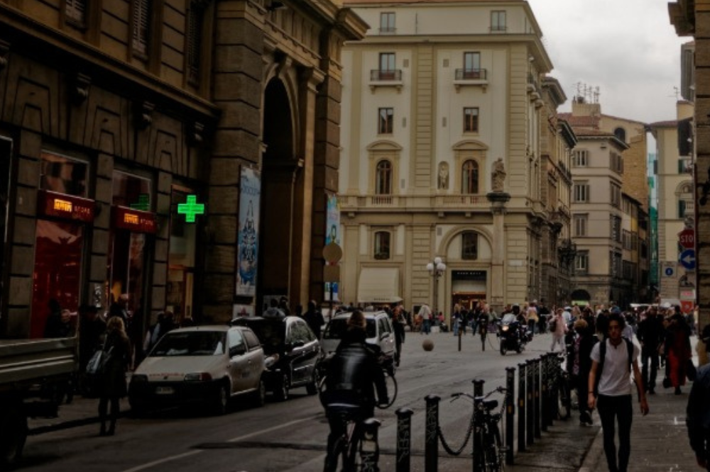 Furti in via Strozzi, cresce l’allerta: “Sempre le stesse donne, colpiscono tra i turisti”