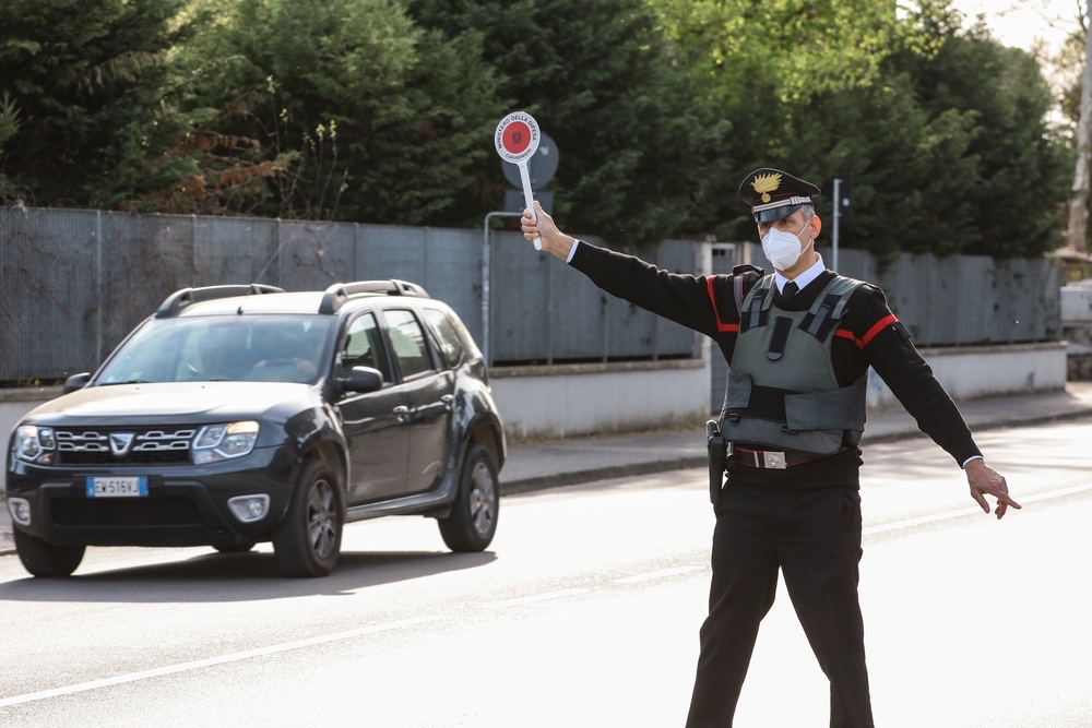 Fugge all'alt dei carabinieri per gettare la droga, arrestato a Firenze