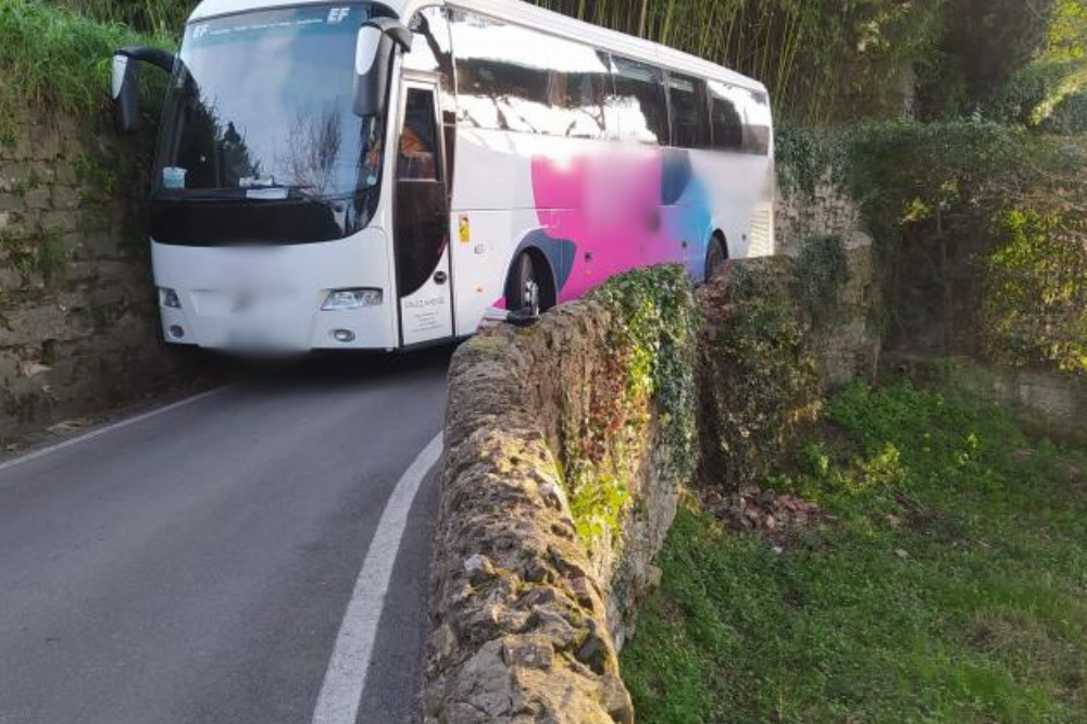 Bus incastrato in Oltrarno, interviene la municipale