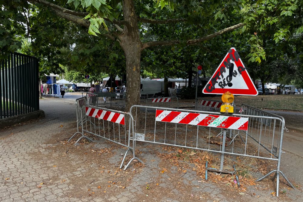 Campo di Marte, transenne abbandonate all\'ingresso del giardino. I residenti: “Tra stadio e incuria, siamo circondati dai cantieri”