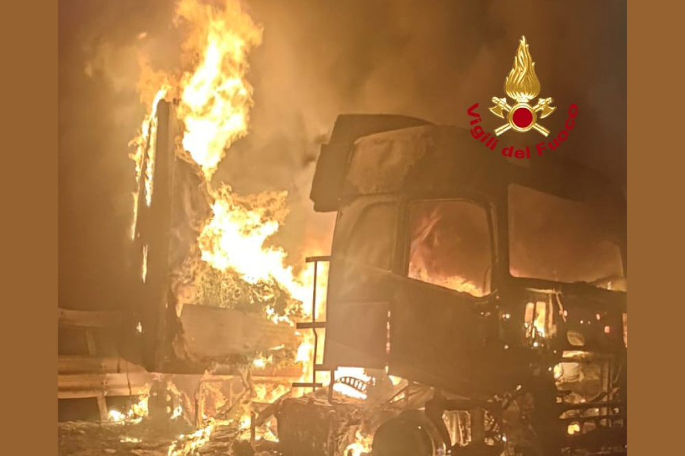 Camion in fiamme in A1, riaperto il raccordo per la Direttissima nord