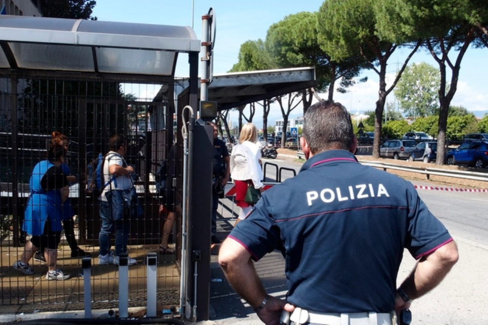 Malore alla fermata davanti alla questura di Prato, donna salvata dai poliziotti