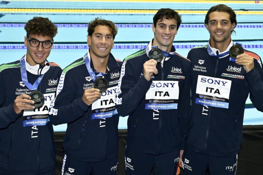 Nuoto: capitan Zazzeri vice campione del mondo con la 4x100