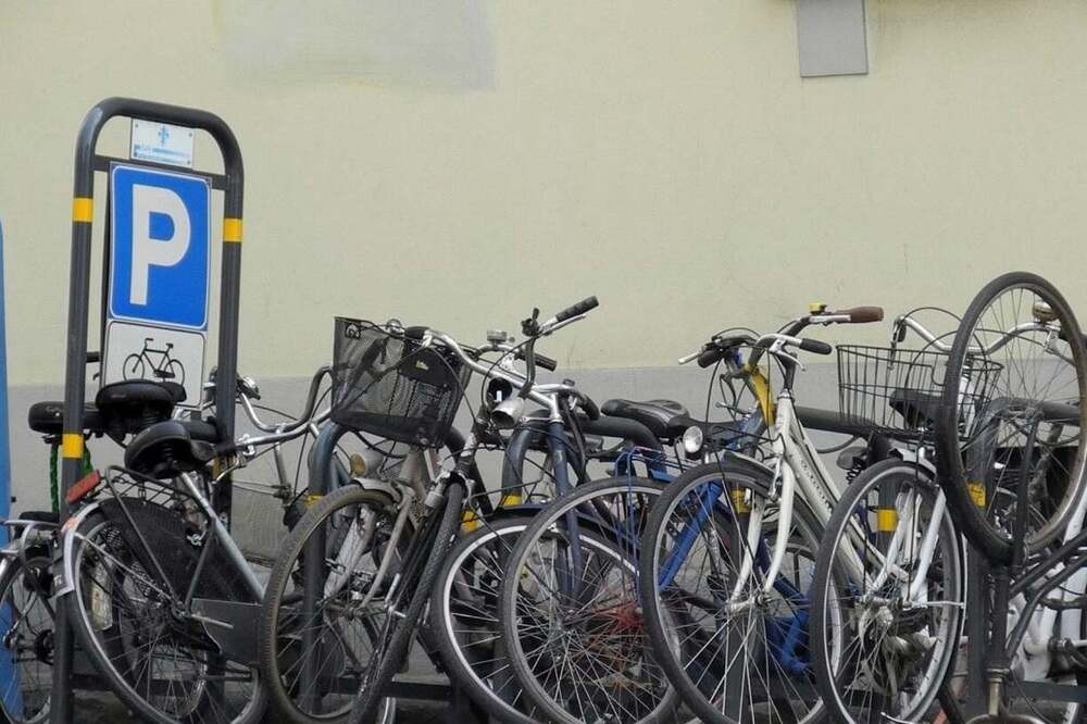 Pulizia rastrelliere a Firenze, rimozioni in Oltrarno e riva destra