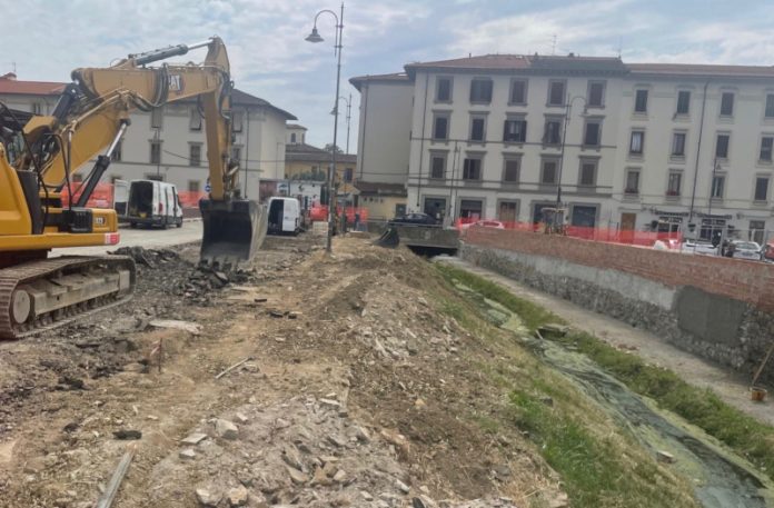Sesto Fiorentino, via il ponte che aggravò l’alluvione