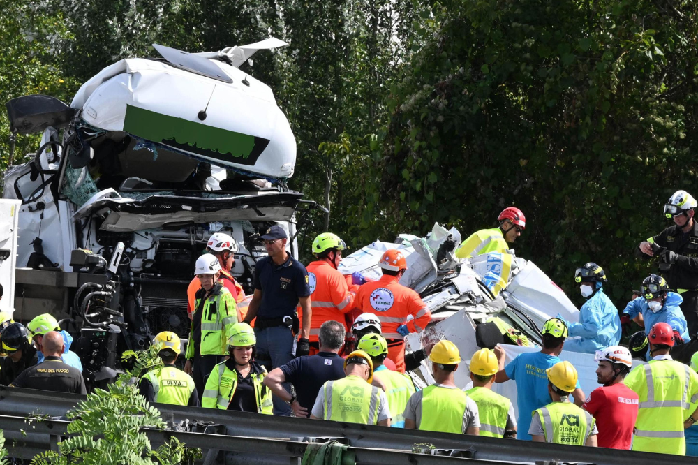 [AGGIORNATA] Camion salta la corsia, 3 morti. Riaperta la carreggiata nord dell'A1 tra Arezzo e Valdarno dopo l'incidente