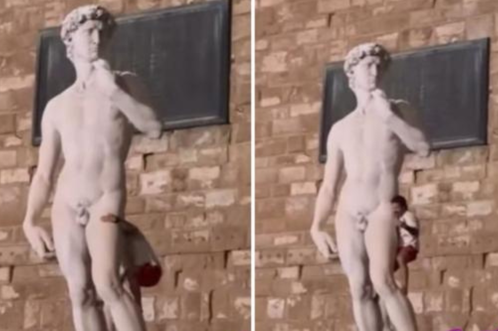 Un uomo si è arrampicato sulla statua del David in piazza della Signoria