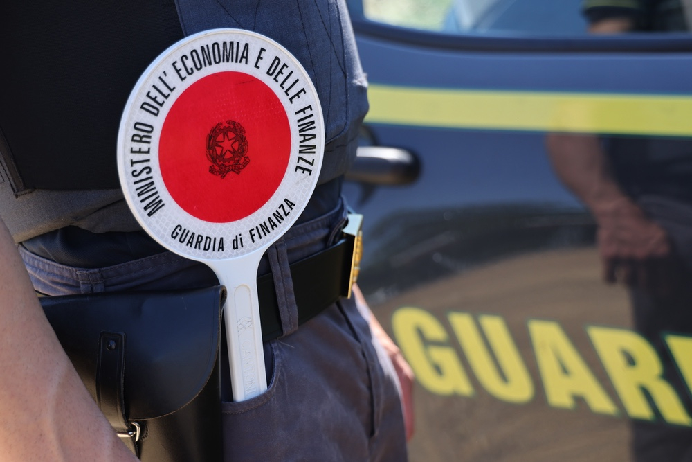 Nail artist irregolare scoperta dalla Gdf in Mugello