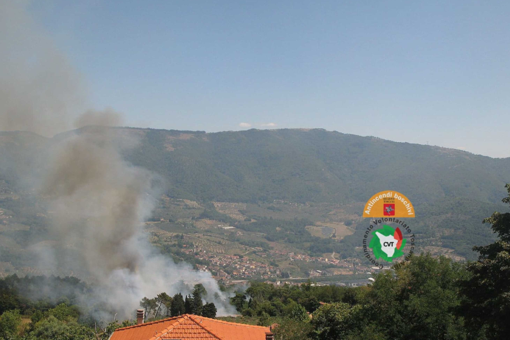 Due incendi boschivi nel Pratese, in azione l'elicottero