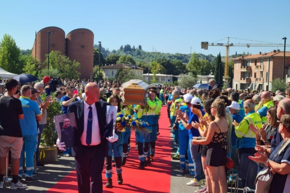 Incidente in A1, piazza gremita per i funerali